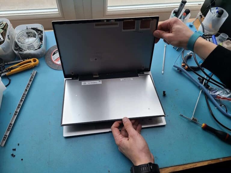 remplacement de dalle d’écran d’ordinateur portable en atelier