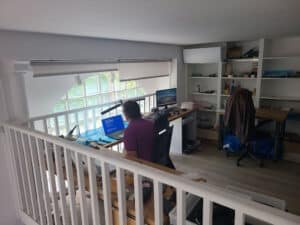 technicien qui répare un pc acer