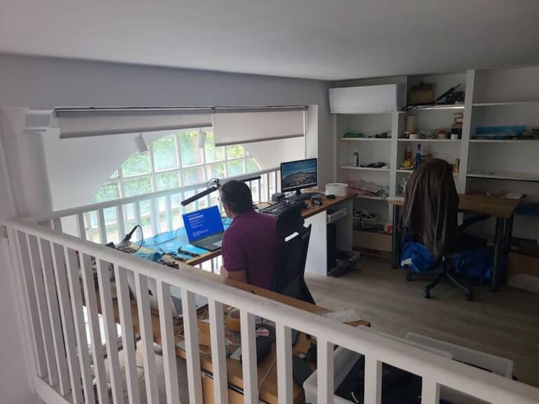 technicien qui répare un pc écran bleu