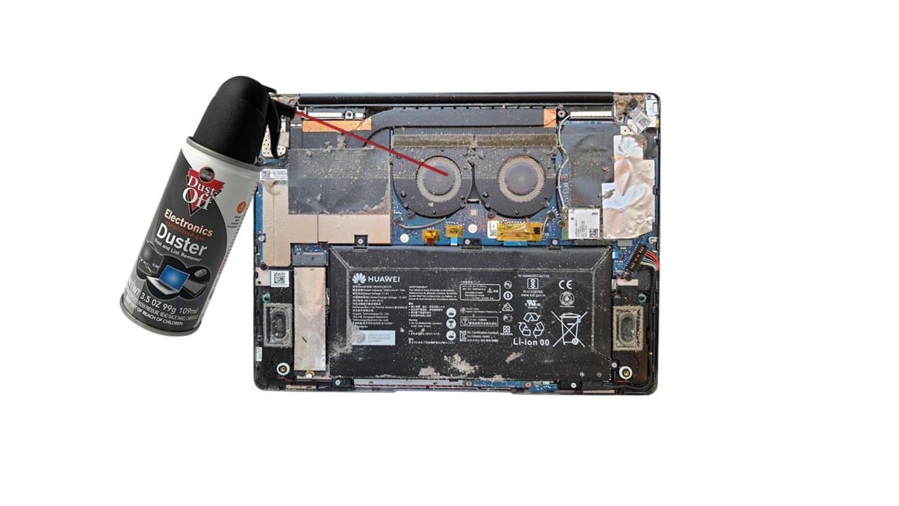Nettoyage d'un PC portable avec bombe à air comprimé